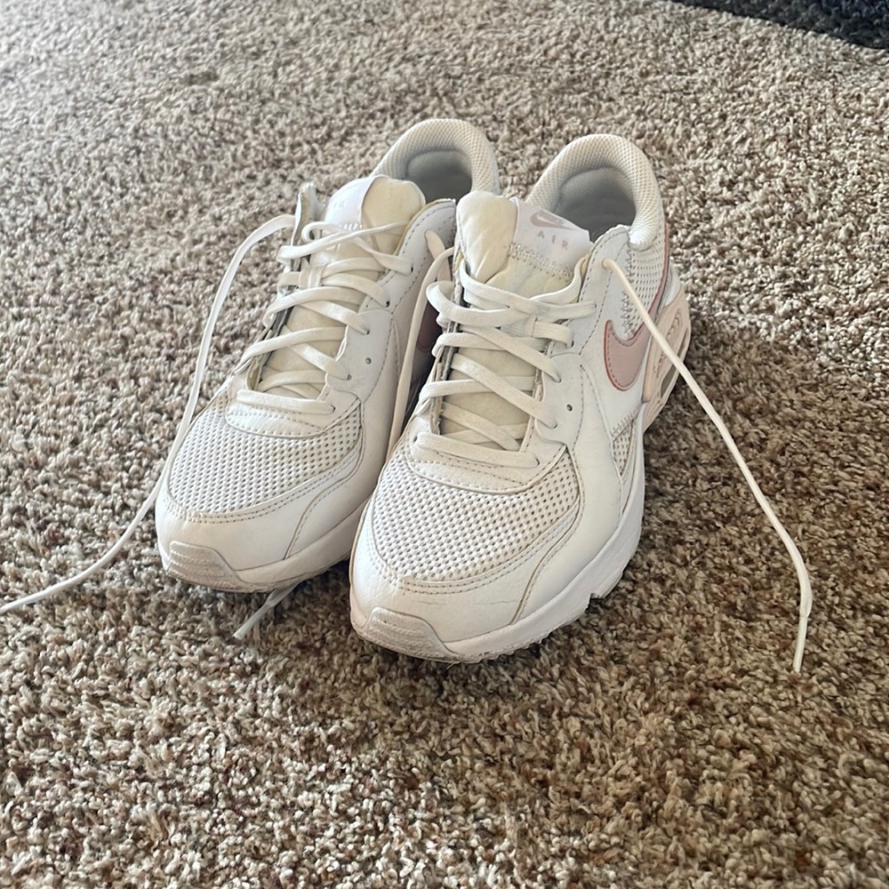 Women’s Nike size 7.5 nike airmax shoe